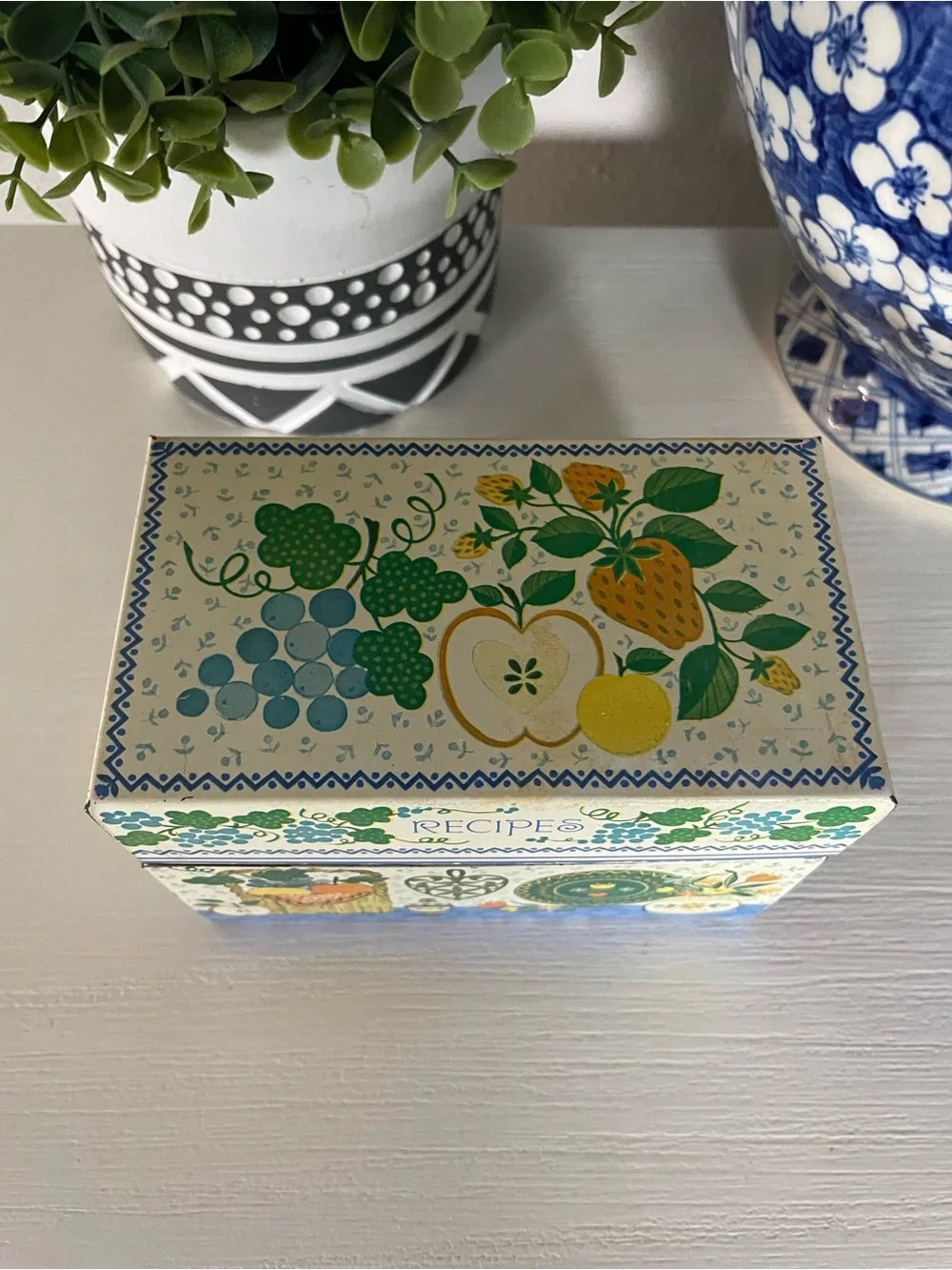 Hallmark (USA) Retro Metal Rectangle ~ Recipe Box ~ Country Farmhouse Fruit